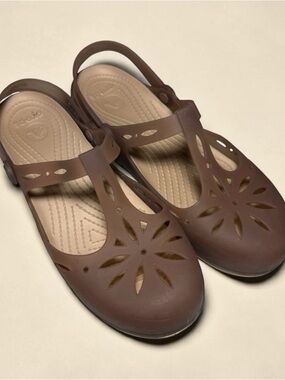 Croc’s Charlie T Strap Mary Jane SZ 9 Brown/Beige Sandals Beach Summer Slip On